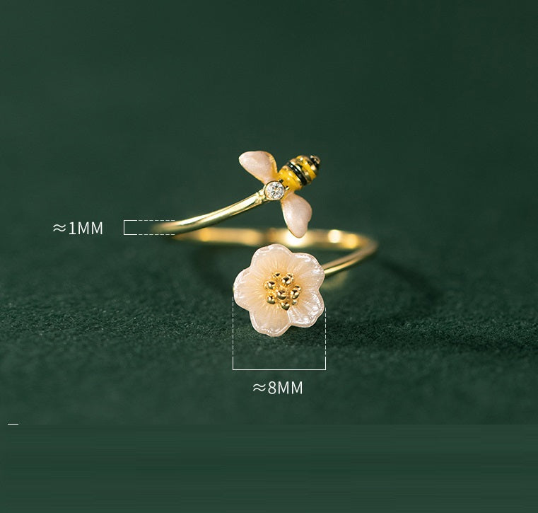 Image showing the ring's adjustable open design for a perfect fit.